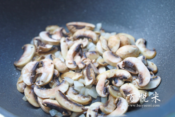 超級好吃的酥皮奶油蘑菇湯，湯汁濃稠，奶香四溢